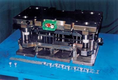 小型多工位精密級進模具及精沖模具的設(shè)計