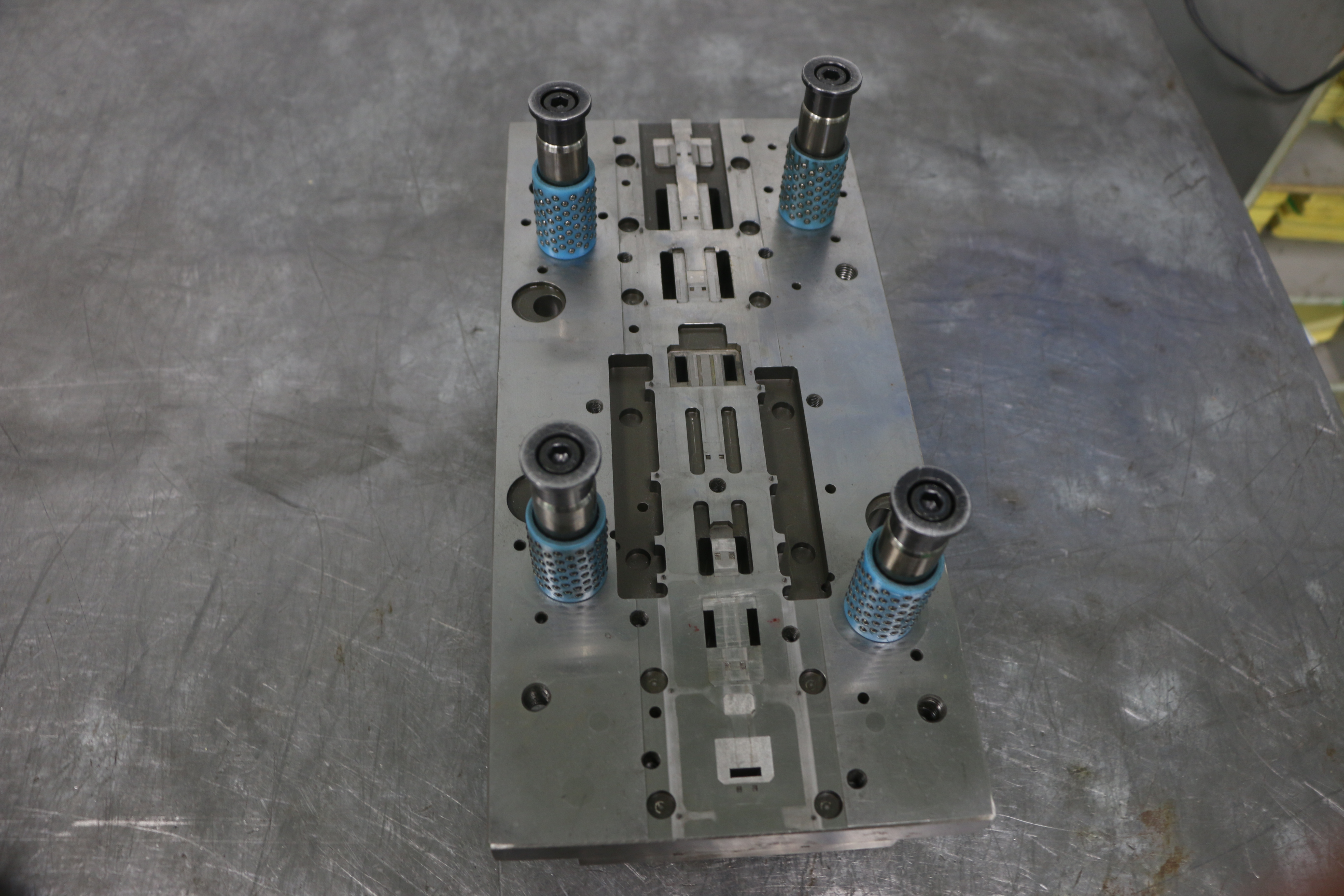 磷銅端子復(fù)合模模具的優(yōu)缺點(diǎn)